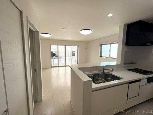 糸満市潮崎町3丁目の戸建てのキッチン|糸満市潮崎｜売戸建て｜アイランドリゾート沖縄