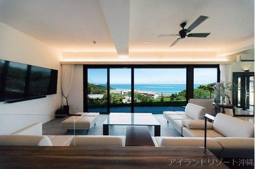 南城市知念　チネンブルーの居間・リビング|南城市｜沖縄リゾート物件｜アイランドリゾート沖縄
