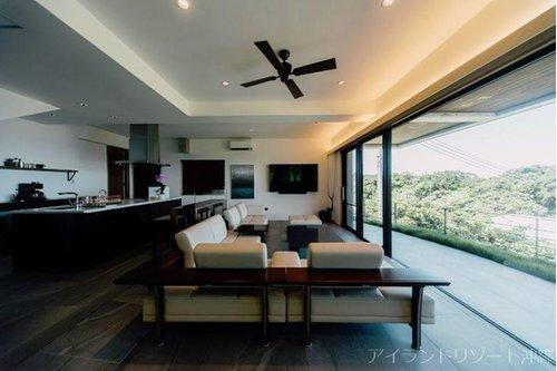 南城市知念　チネンブルーの居間・リビング|南城市｜沖縄リゾート物件｜アイランドリゾート沖縄