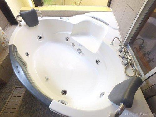 那覇市与儀２丁目、７ＬＤＫ＋２K＋２Kの浴室