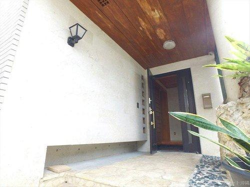 那覇市与儀２丁目、７ＬＤＫ＋２K＋２Kの玄関