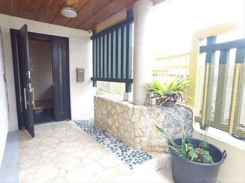 那覇市与儀２丁目、７ＬＤＫ＋２K＋２Kの玄関