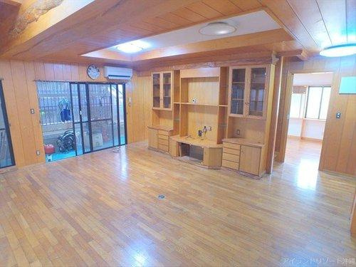 那覇市与儀２丁目、７ＬＤＫ＋２K＋２Kの居間・リビング