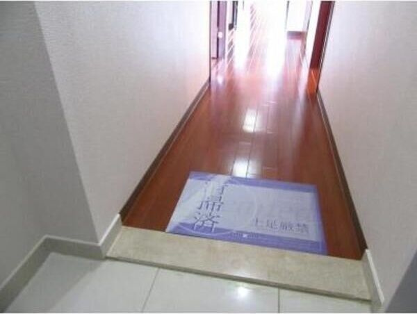 パークアクシス白壁の玄関