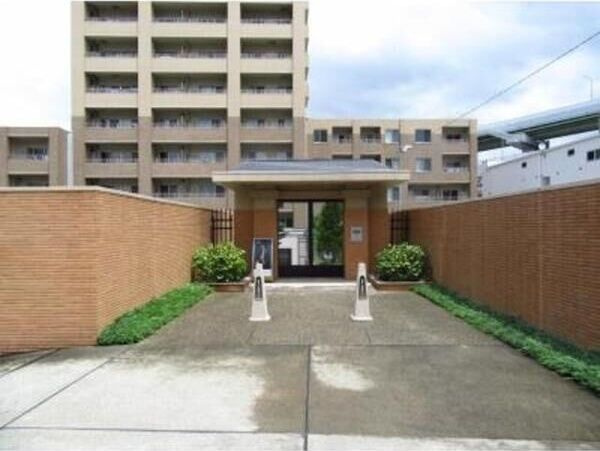 パークアクシス白壁のエントランス