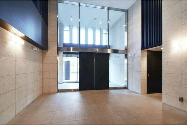 エスリード栄イーストスクエアのエントランス