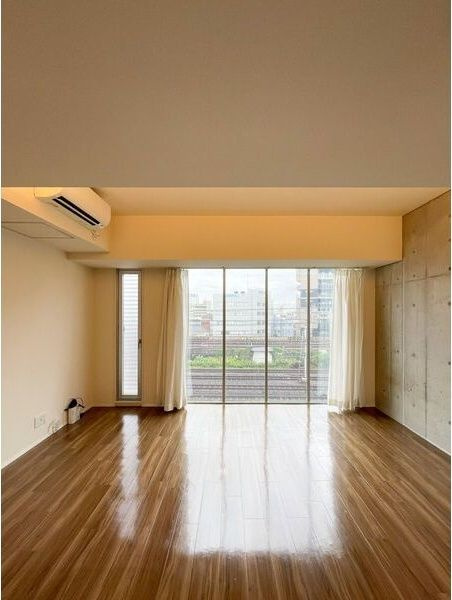 コレクション名駅III (8月契約キャンペーン!　※対象207、305、505号室FR)の居間・リビング