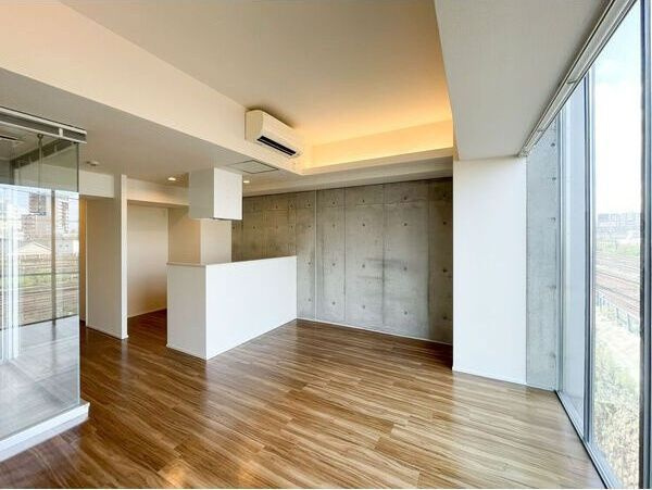 コレクション名駅III (8月契約キャンペーン!　※対象207、305、505号室FR)の居間・リビング