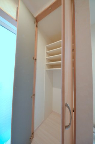 宇品御幸五丁目の収納|洗面台横にも収納スペースがあります