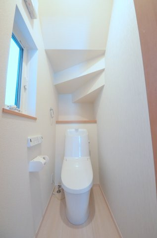 宇品御幸五丁目のトイレ|窓のある明るいトイレ。勿論ウォシュレット付です。収納スペースもあります。