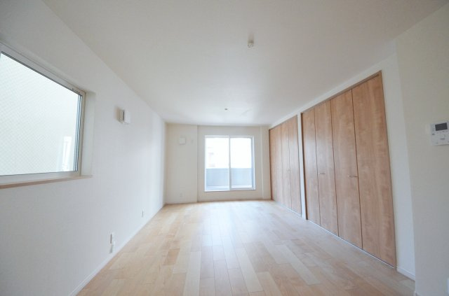 宇品御幸五丁目の居間・リビング|広く明るいリビング空間。オープンタイプの対面式キッチンでリビングが隅まで見渡せます。キッチンにいながら小さなお子様にも目が届き安心です。