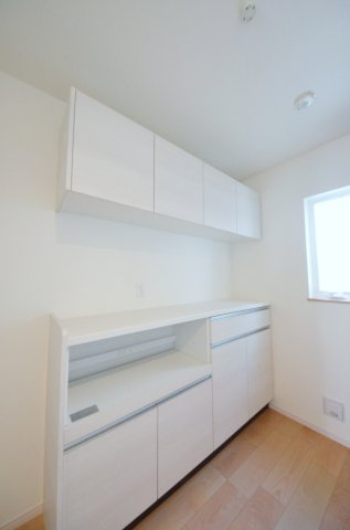 宇品御幸五丁目の収納|大容量のカップボードが標準装備！
キッチン周りの収納スペースもしっかり確保されています。