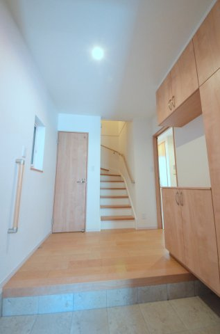 宇品御幸五丁目の玄関|玄関には大容量のシューズボックスがあります。