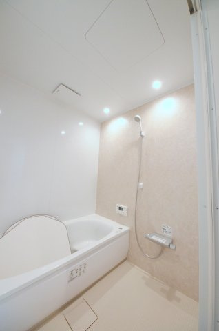 高取南一丁目の浴室|１坪タイプの大きなバスルーム。
足を伸ばしてゆっくり湯船につかることができます