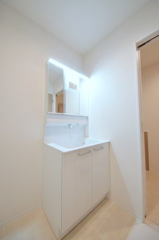 高取南一丁目の独立洗面台|清潔感あふれるシャワー付洗面台と洗面室。余裕のスペース。