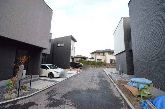 高取南一丁目の前面道路含む現地写真|前面道路は交通量が少なく駐車楽々