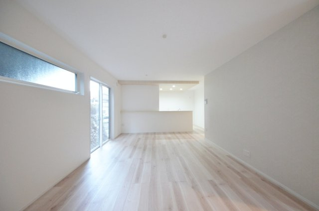 高取南一丁目の居間・リビング|東南向きで陽当たりが良く、窓の多いリビング空間。オープンタイプの対面式キッチンでリビングが隅まで見渡せます。キッチンにいながら小さなお子様にも目が届き安心です。