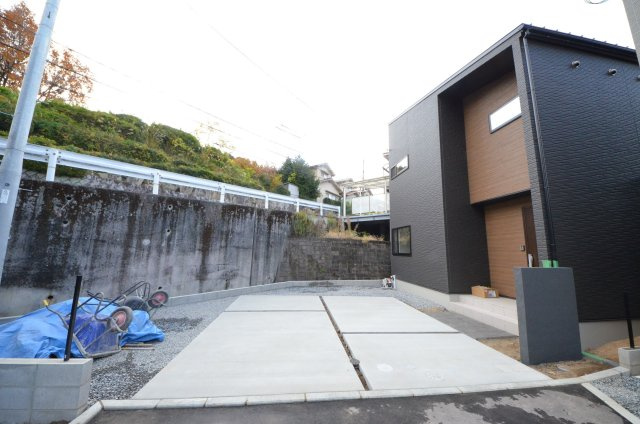 高取南一丁目の駐車場|前面道路は交通量が少なく駐車楽々
駐車3台可能です