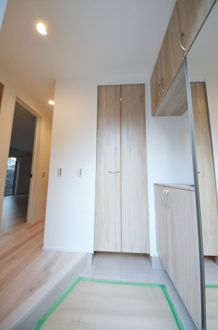 高取南一丁目の玄関|玄関には大容量のシューズボックス有。
玄関周りの収納スペースもしっかり確保されています。