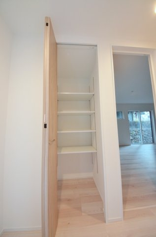 高取南一丁目の収納|廊下にも収納スペースがあります