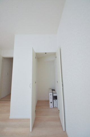 口田四丁目の居間・リビング|リビングにも収納スペースがあります