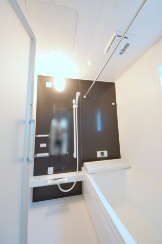 口田四丁目の浴室|人気の換気乾燥暖房機付き。１坪タイプの大きなバスルームなので足を伸ばしてゆっくり湯船につかることができます