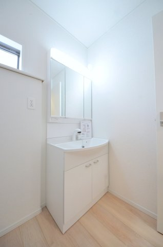 口田四丁目の独立洗面台|清潔感あふれるシャワー付洗面台と洗面室。余裕のスペース。窓もあり明るく通気も良いです