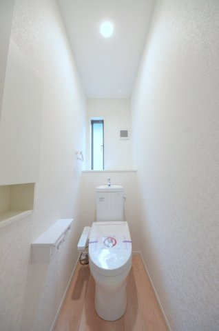 口田四丁目のトイレ|窓のある明るいトイレ
勿論ウォシュレット付きです