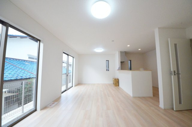 口田四丁目の居間・リビング|広く明るいリビング空間。オープンタイプの対面式キッチンでリビングが隅まで見渡せます。キッチンにいながら小さなお子様にも目が届き安心です。