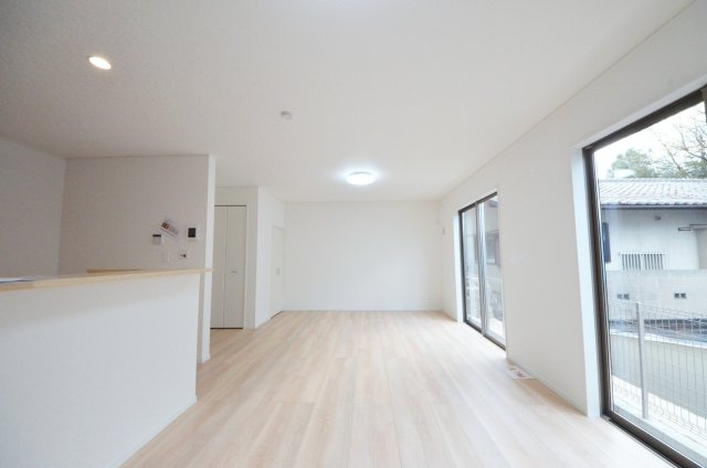 口田四丁目の居間・リビング|広く明るいリビング空間。オープンタイプの対面式キッチンでリビングが隅まで見渡せます。キッチンにいながら小さなお子様にも目が届き安心です。