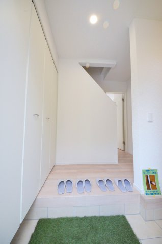 口田四丁目の玄関|玄関には大容量のシューズボックス有
廊下に収納もあり玄関周りの収納も充実しています