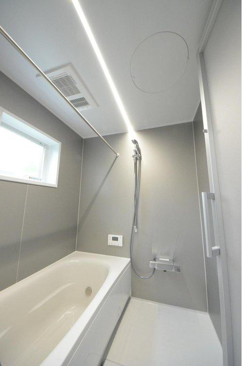 美鈴園の浴室|人気の換気乾燥暖房機付き。１坪タイプの大きなバスルームなので足を伸ばしてゆっくり湯船につかることができます