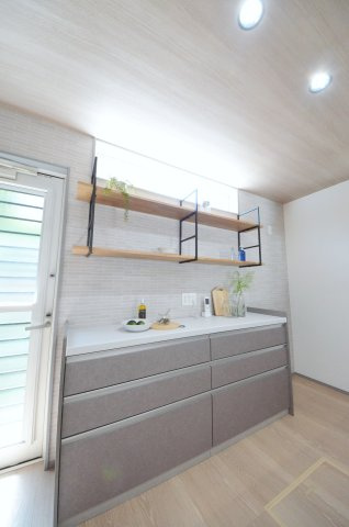 美鈴園の収納|大容量のカップボードが標準装備！キッチン周りの収納スペースもしっかり確保されています。