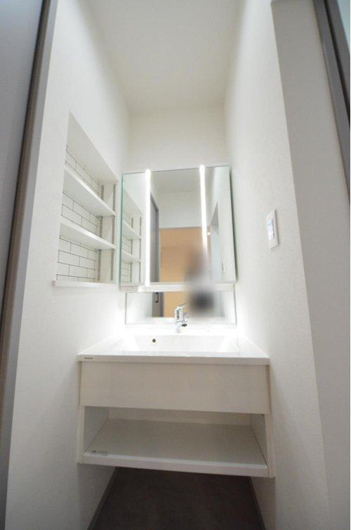 美鈴園の洗面所|広々とした洗面所。
収納スペースもしっかりあります。