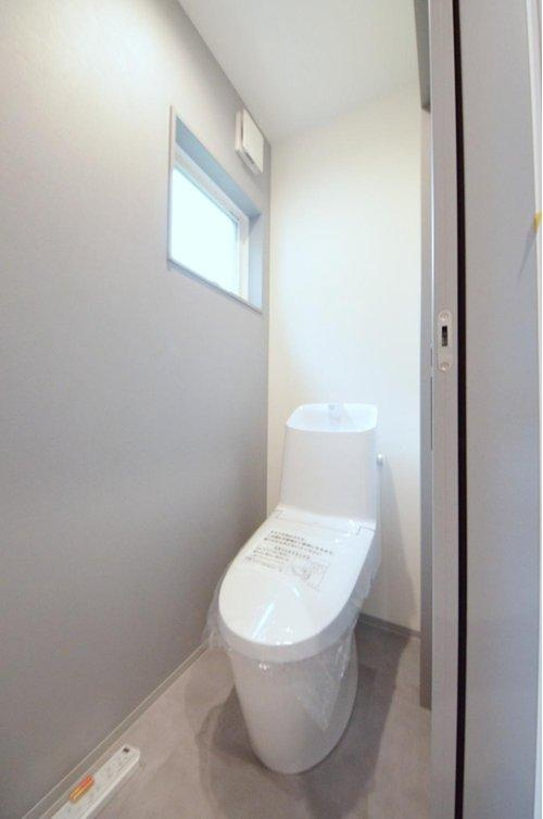 美鈴園のトイレ|窓のある明るいトイレ。勿論ウォシュレット付です。収納スペースもあります。