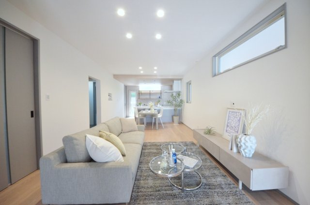 美鈴園の居間・リビング|18帖の広く明るいリビング空間。オープンタイプの対面式キッチンでリビングが隅まで見渡せます。キッチンにいながら小さなお子様にも目が届き安心です。