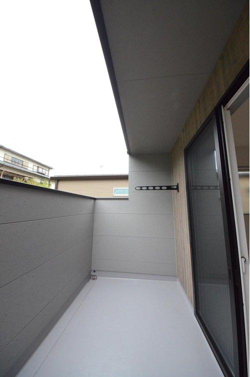 美鈴園のバルコニー|東向きの広いバルコニー。
屋根があるので急な雨でも安心です。
