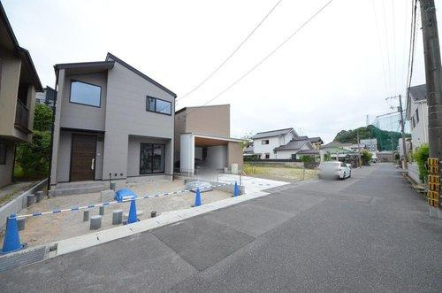 美鈴園の前面道路含む現地写真|前面道路は6ｍと広く、交通量も少ない為駐車楽々