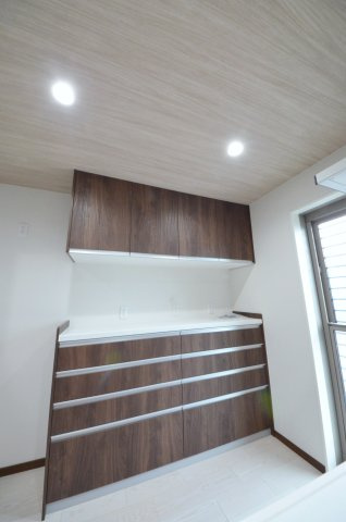 長束西四丁目の収納|大容量のカップボードが標準装備！キッチン周りの収納スペースもしっかり確保されています。