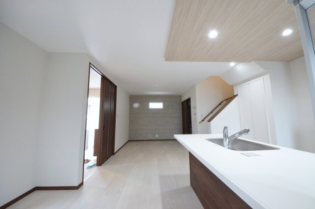 長束西四丁目の居間・リビング|広く明るいリビング空間。オープンタイプの対面式キッチンでリビングが隅まで見渡せます。キッチンにいながら小さなお子様にも目が届き安心です。