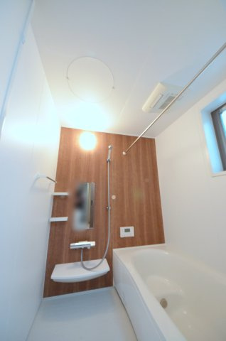 長束西四丁目の浴室|人気の換気乾燥暖房機付き。１坪タイプの大きなバスルームなので足を伸ばしてゆっくり湯船につかることができます