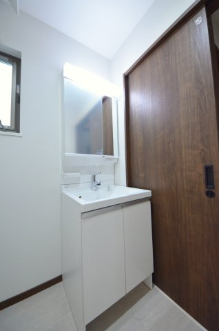 長束西四丁目の独立洗面台|清潔感あふれるシャワー付洗面台と洗面室。余裕のスペース。窓もあり明るく通気も良いです