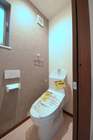長束西四丁目のトイレ|窓のある明るいトイレ
勿論ウォシュレット付きです