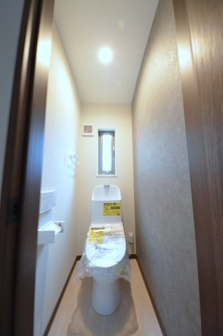 長束西四丁目のトイレ|窓のある明るいトイレ
勿論ウォシュレット付きです