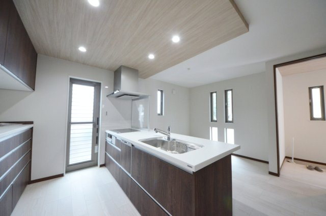 長束西四丁目のキッチン|広く明るいリビング空間。オープンタイプの対面式キッチンでリビングが隅まで見渡せます。キッチンにいながら小さなお子様にも目が届き安心です。