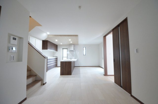 長束西四丁目の居間・リビング|広く明るいリビング空間。オープンタイプの対面式キッチンでリビングが隅まで見渡せます。キッチンにいながら小さなお子様にも目が届き安心です。