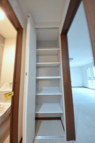 長束西四丁目の収納|廊下にも収納スペースがあります