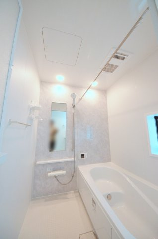 阿品三丁目の浴室|人気の換気乾燥暖房機付き。１坪タイプの大きなバスルームなので足を伸ばしてゆっくり湯船につかることができます