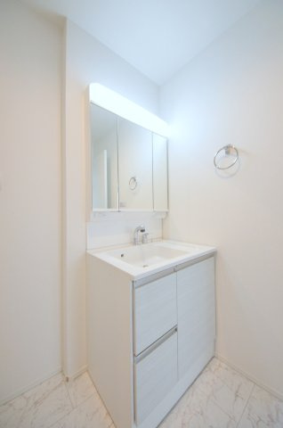 阿品三丁目の独立洗面台|清潔感あふれるシャワー付洗面台と洗面室。余裕のスペース。窓もあり明るく通気も良いです