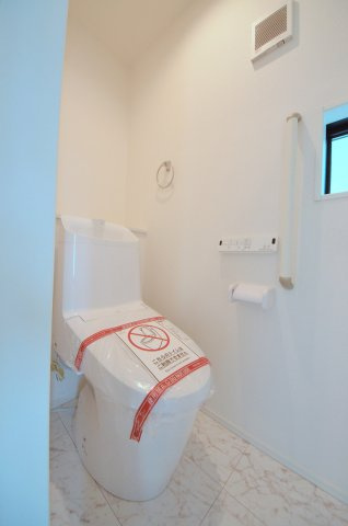 阿品三丁目のトイレ|窓のある明るいトイレ
勿論ウォシュレット付きです